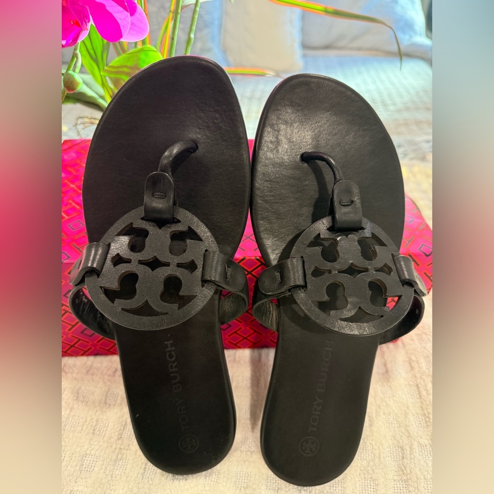 Tory Burch Iconic Soft Miller Sandal in Perfect Black size 8 - EUC! - Picture 5 of 9